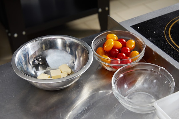 Chef masculin préparant la salade dans le chef gastronomique de cuisine faisant un plat délicieux dans le fromage de cuisine de restaurant