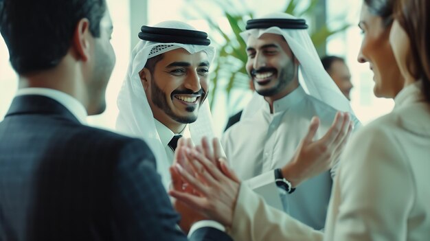 Photo un chef masculin souriant louant un collègue arabe du millénaire heureux lors d'une réunion de groupe smilin generative ai