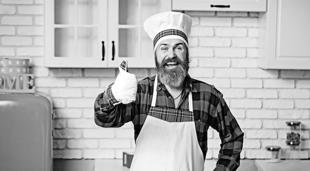 Chef masculin en uniforme Cuisiner avec un geste d'approbation du goût