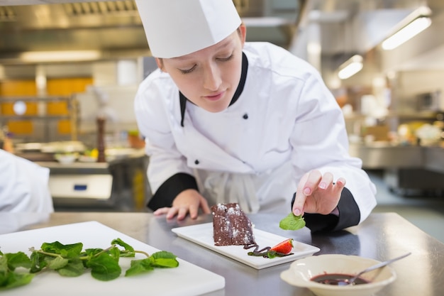 Chef mettant la menthe avec son gâteau au chocolat