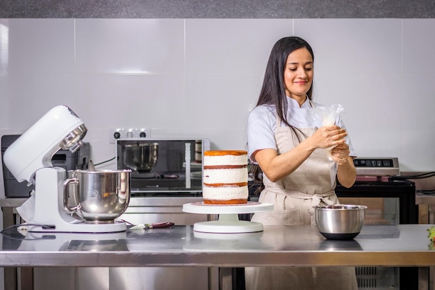 Chef pâtissier colombien préparant une poche à douille