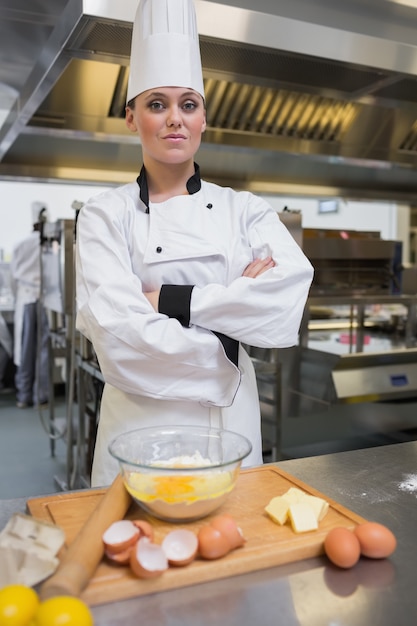 Chef pâtissier dans la cuisine