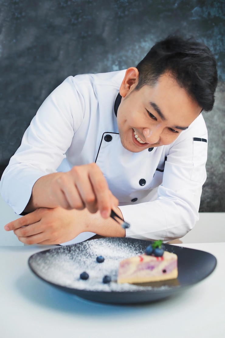 Photo chef pâtissier décorant un gâteau au fromage aux bleuets dans la cuisine