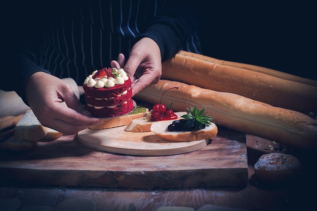 Photo chef pâtissier préparant un gâteau de velours rouge