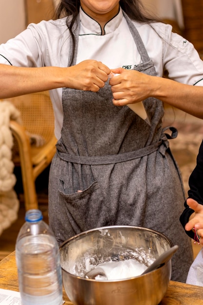 Chef pâtissier préparant une poche à douille