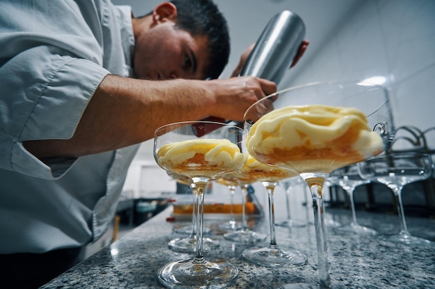 Photo chef pâtissier préparant un sorbet à la mandarine