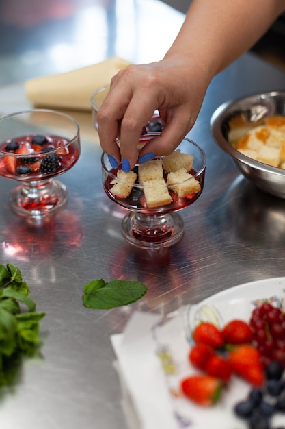 Le chef pâtissier prépare une bagatelle dans la cuisine