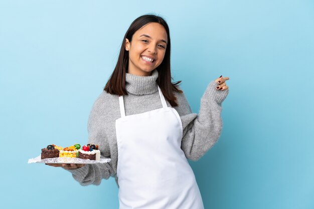 Chef pâtissier tenant un gros gâteau