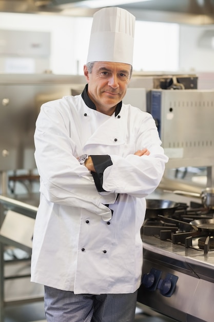 Chef penché sur le poêle