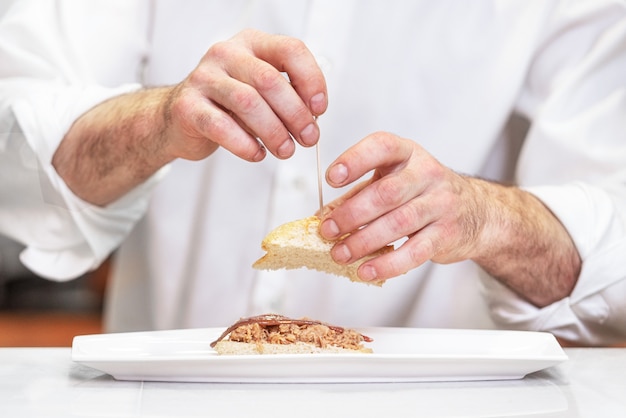 Chef préparant une délicieuse cuisine espagnole typique