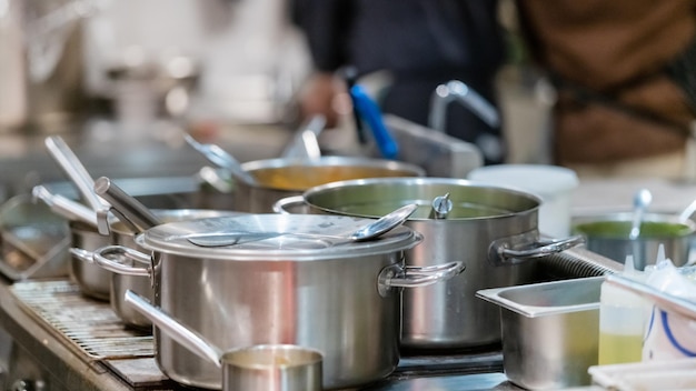 Chef préparant le dîner dans un restaurant