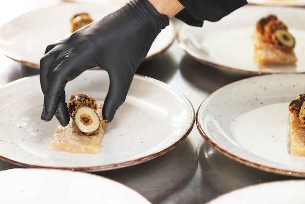 Chef préparant une entrée créative