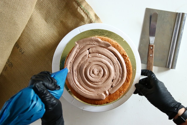 Chef préparant un gâteau au chocolat
