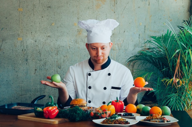 Un chef préparant de la nourriture sur la table.