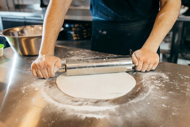 Chef préparant la pâte dans une cuisine