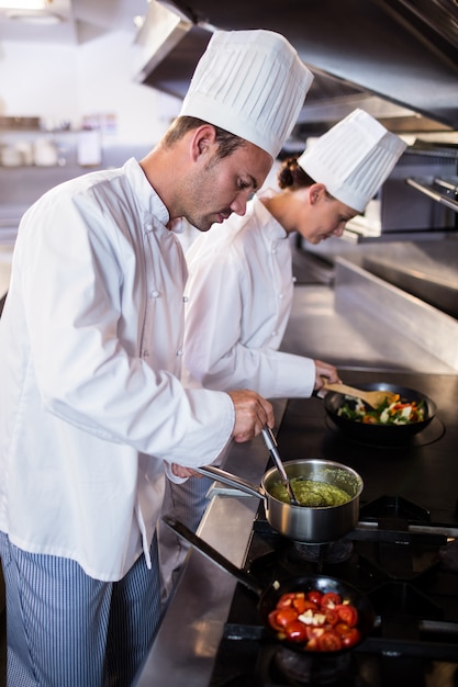 Chef préparant un plat dans la cuisine