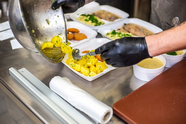 Chef préparant un plat à emporter dans le restaurant ou le pub, concept de livraison de nourriture, livraison à domicile, commande en ligne