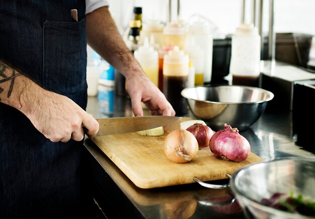 Chef préparant un repas