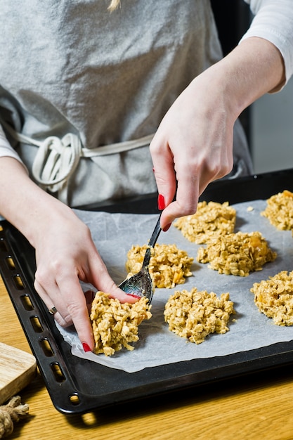 Le chef prépare des biscuits, étale la pâte sur les plateaux.