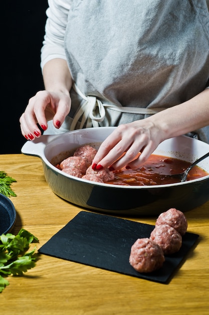 Chef Prépare Des Boulettes De Viande Suédoises à Partir De Viande Hachée Crue, Mélangez La Sauce Tomate.