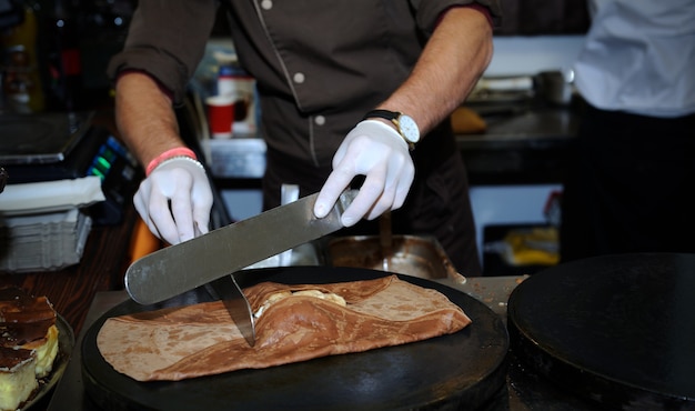 Le chef prépare une crêpe en gros plan