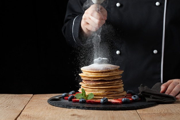 Le chef prépare des crêpes aux baies.