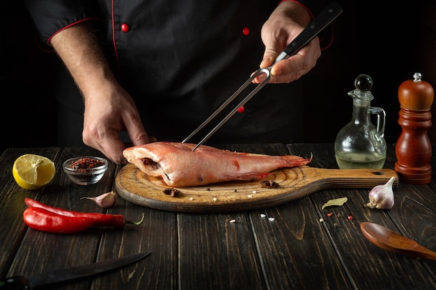 Le chef prépare du poisson Sebastes dans la cuisine