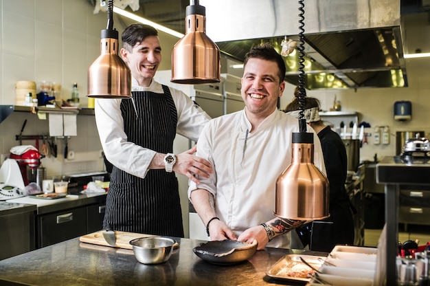 Le chef prépare un filet de bifteck dans la cuisine du restaurant