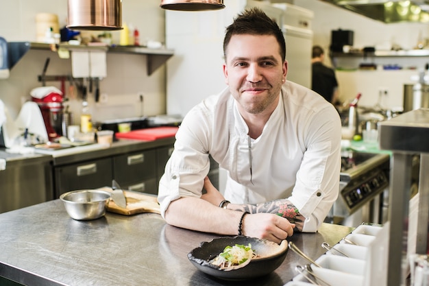 Le chef prépare un filet de bifteck dans la cuisine du restaurant