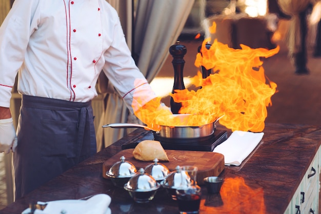 Le chef prépare le Foie gras avant les convives.