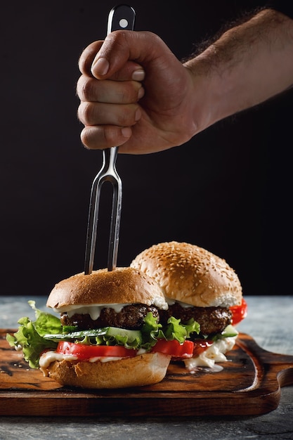 Photo le chef prépare des hamburgers au restaurant