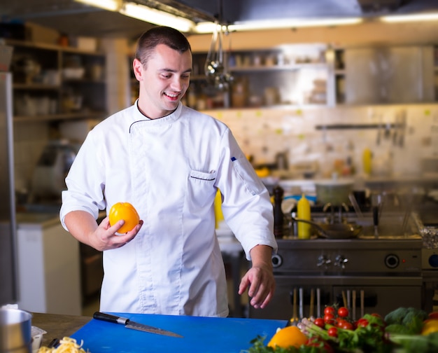 Photo le chef prépare la nourriture