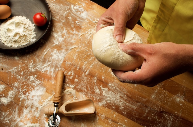 Photo le chef prépare la pâte pour fettuccini, soupe et pizza