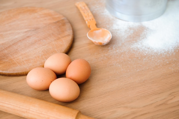 Chef prépare la pâte. processus de cuisson, travailler avec de la farine