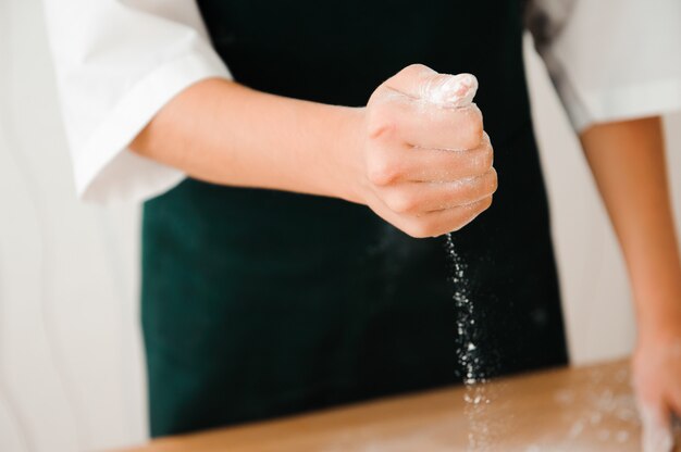 Chef prépare la pâte. processus de cuisson, travailler avec de la farine