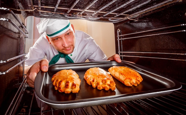 Le chef prépare des pâtisseries au four, vue de l'intérieur du four. Cuisson au four.