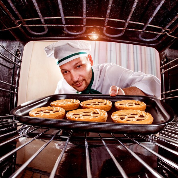 Le chef prépare des pâtisseries au four, vue de l'intérieur du four. Cuisson au four.