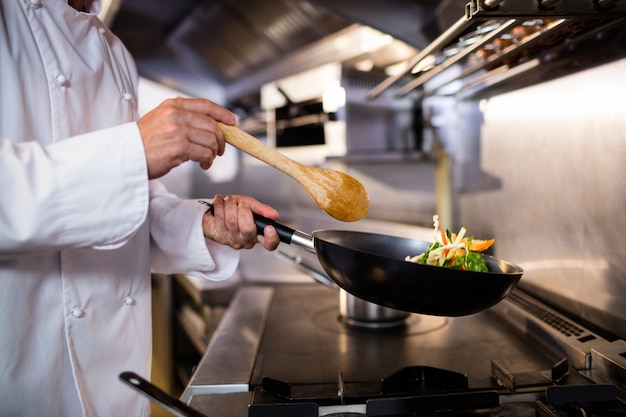 Chef prépare des plats dans la cuisine