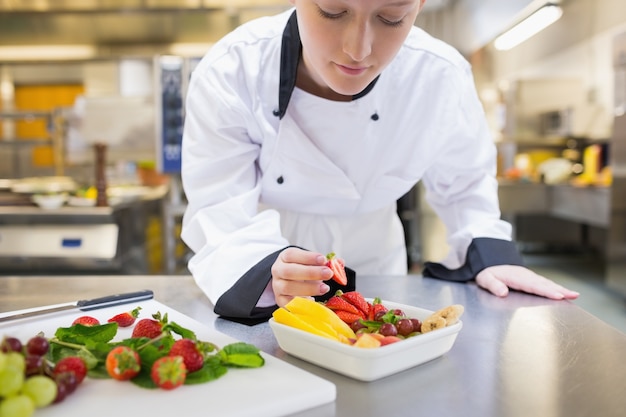 Chef prépare une salade de fruits