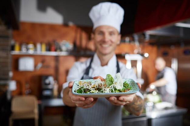 Chef présentant le plat