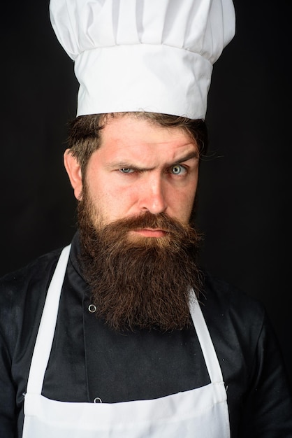 Chef professionnel cuisinier ou boulanger chef masculin food concept chef barbu en uniforme chapeau et tablier chef
