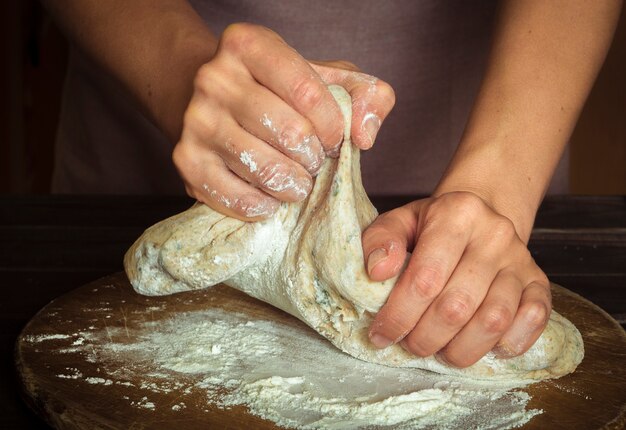 Chef professionnel mélange de la pâte fraîche