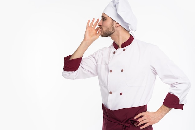 Chef professionnel positif homme heureux montrant un signe ok savoureux isolé sur fond blanc.