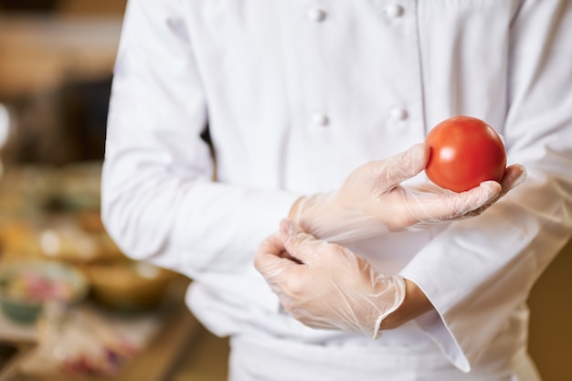 Chef professionnel sélectionnant les meilleurs légumes pour créer des repas