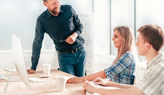 Chef de projet lors d'une réunion de travail avec l'équipe commerciale. le concept de travail d'équipe