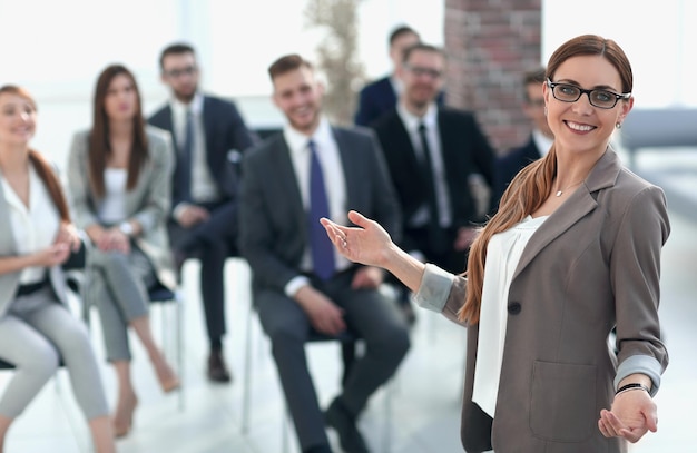 Le chef de projet organise une séance d'information pour le concept d'entreprise des employés de l'entreprise