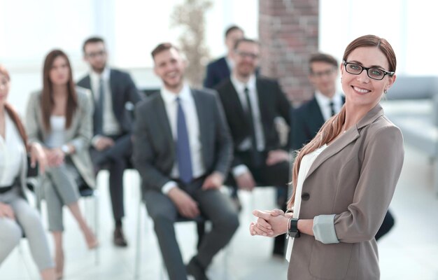 Le chef de projet organise une séance d'information pour les employés de l'entreprise