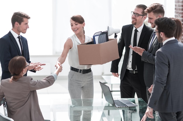 Le chef de projet souhaite la bienvenue au nouvel employé