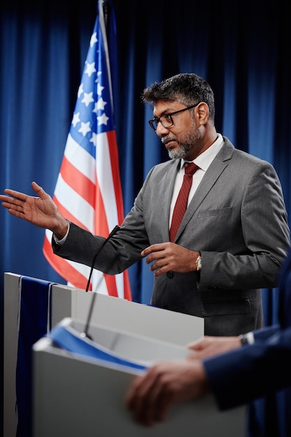 Photo le chef prononce un discours politique