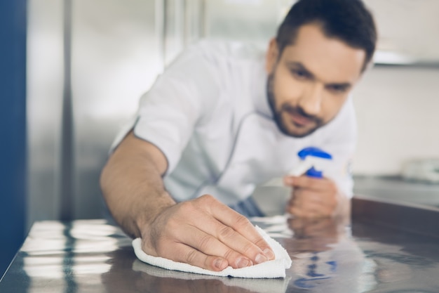 Chef de restaurant japonais masculin travaillant dans le nettoyage de la cuisine